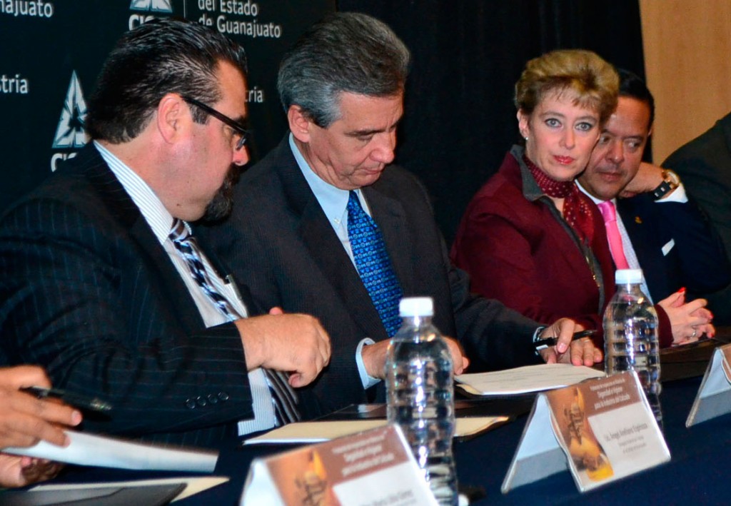 Ysmael López, Héctor López Santillana y Beatriz María Stacpoole Gómez, en la firma del protocolo.